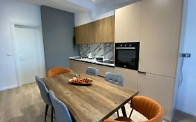 Brand New Apts Located At The City'S Main Square-100 Mbs Wifi